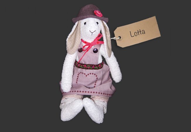 Hase Lotta III. stehend